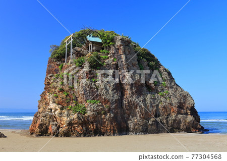 [島根縣]晴天下的稻佐海灘弁天島 77304568