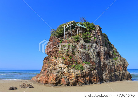 [島根縣]晴天下的稻佐海灘弁天島 77304570