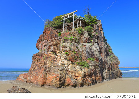 [島根縣]晴天下的稻佐海灘弁天島 77304571