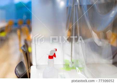 用隔板隔開的辦公桌 用隔板隔開的辦公桌 77306052