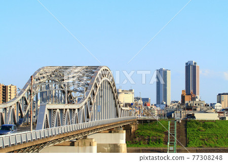 Scenery of Chusetsubashi Bridge over the Nagara River and the skyscrapers in front of Gifu Station in Gifu City 77308248