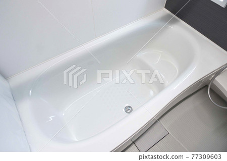 Bathroom and bathtub. Newly built bath. 77309603