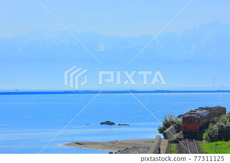 Kiha running along the coast 40 Kiha running along the coast 40 77311125