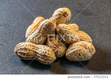 A lot of peanuts 77311311