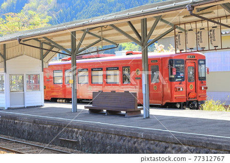A train which is stopped A train which is stopped 77312767