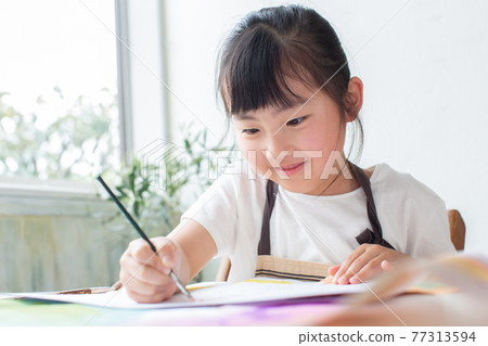 Children who draw pictures 77313594