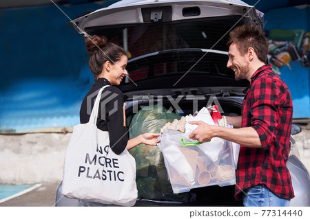 People came to the garbage sorting factory People came to the garbage sorting factory 77314440