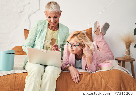 Friends discussing shopping 77315206