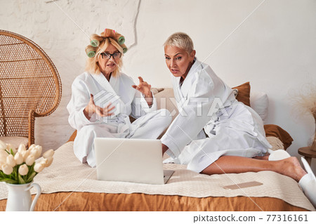 Friends discussing something 77316161