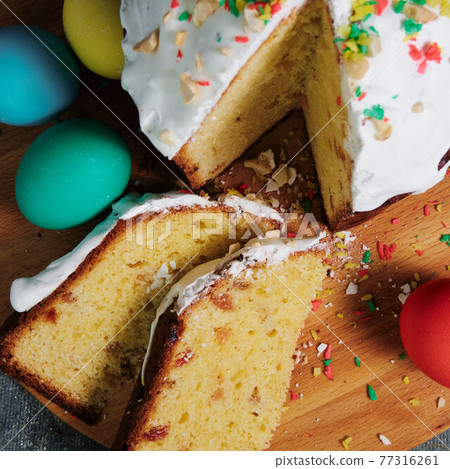 Easter cake and colorful Easter eggs 77316261