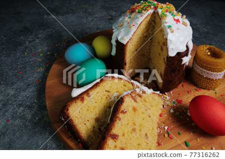 Easter cake and colorful Easter eggs 77316262