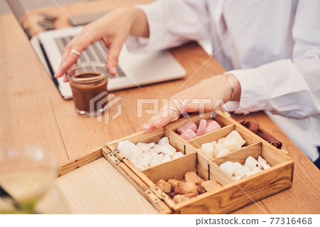 Different types of sugar for coffee 77316468