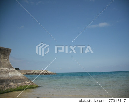 Walking around the sandy beaches of Okinawa Walking around the sandy beaches of Okinawa 77318147