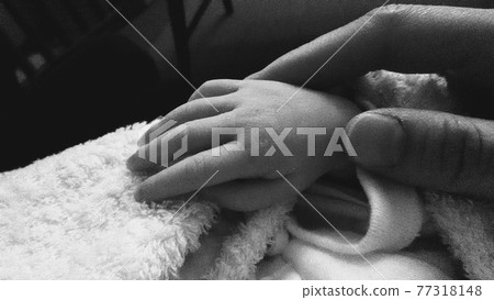 寶貝和媽媽的手 寶貝和媽媽的手 77318148
