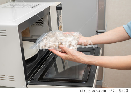Thawed beech mushrooms that had been stored frozen Thawed beech mushrooms that had been stored frozen 77319300