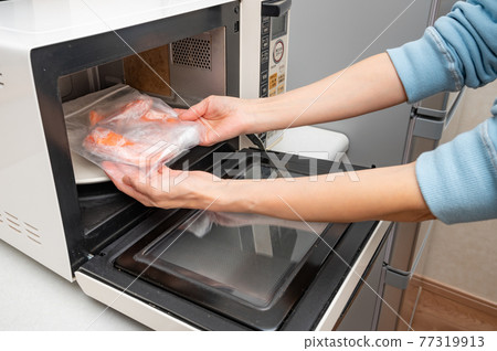 Thawed salmon that had been frozen and stored Thawed salmon that had been frozen and stored 77319913