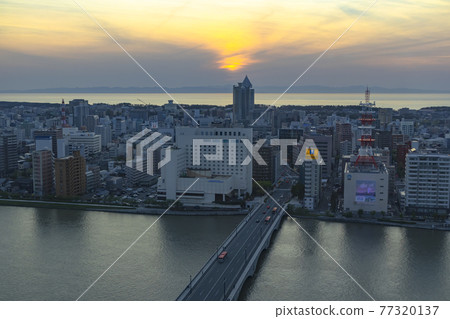 Bandai Bridge in Niigata City and the setting sun over the Sea of Japan Bandai Bridge in Niigata City and the setting sun over the Sea of Japan 77320137