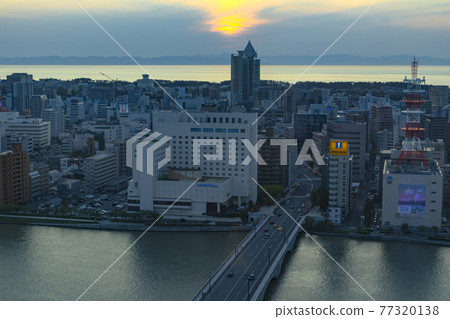 Bandai Bridge in Niigata City and the setting sun over the Sea of Japan Bandai Bridge in Niigata City and the setting sun over the Sea of Japan 77320138