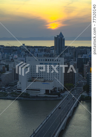 新潟市萬代橋與日本海的落日 77320140
