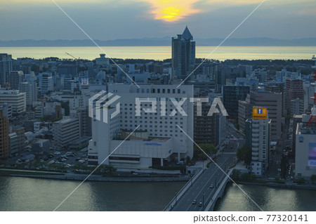新潟市萬代橋與日本海的落日 77320141