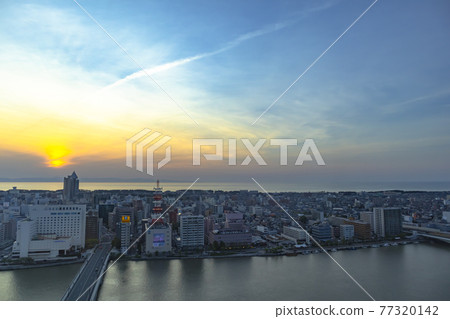 Bandai Bridge in Niigata City and the setting sun over the Sea of Japan 77320142