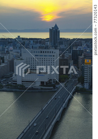 新潟市萬代橋與日本海的落日 新潟市萬代橋與日本海的落日 77320143