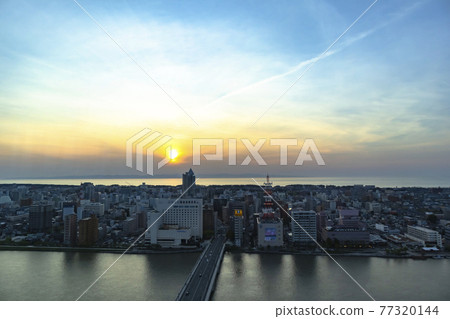 新潟市萬代橋與日本海的落日 新潟市萬代橋與日本海的落日 77320144