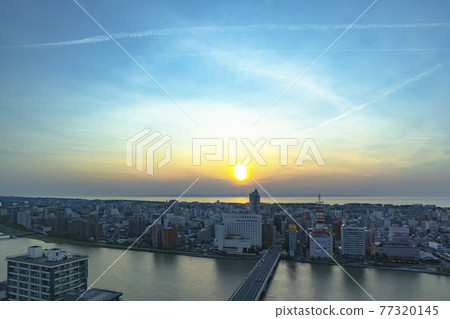 新潟市萬代橋與日本海的落日 77320145