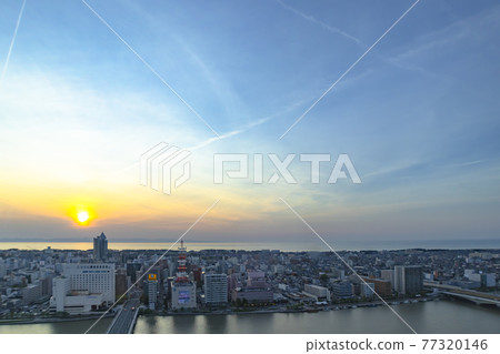 新潟市萬代橋與日本海的落日 新潟市萬代橋與日本海的落日 77320146