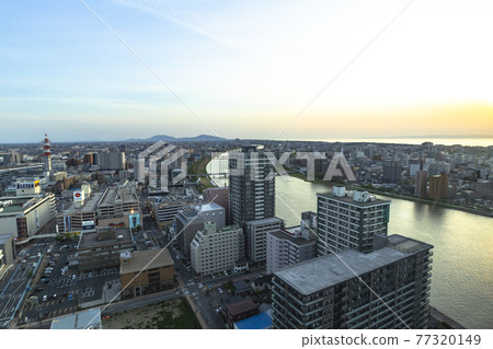 新潟市信濃川和日本海的日落 新潟市信濃川和日本海的日落 77320149