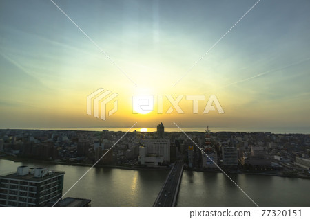 Bandai Bridge in Niigata City and the setting sun over the Sea of Japan 77320151