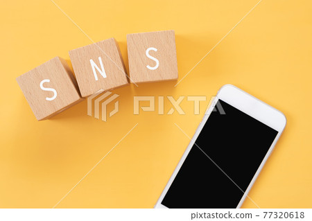 SNS|寫有“SNS”的積木和智能手機 SNS|寫有“SNS”的積木和智能手機 77320618