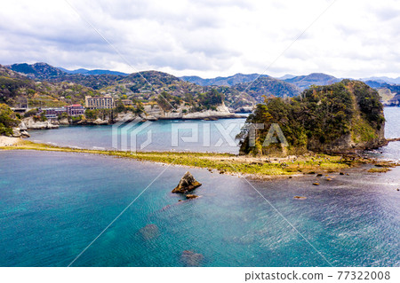 Tombolo phenomenon at Sehama Beach and Sanshiro Island in Dogashima (Nishiizu Town, Shizuoka Prefecture) 77322008