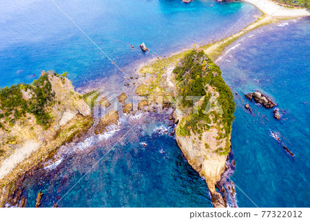 Tombolo phenomenon at Sehama Beach and Sanshiro Island in Dogashima (Nishiizu Town, Shizuoka Prefecture) Tombolo phenomenon at Sehama Beach and Sanshiro Island in Dogashima (Nishiizu Town, Shizuoka Prefecture) 77322012