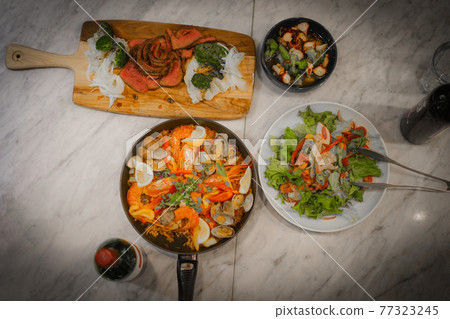 桌子上排隊的西班牙美食 77323245