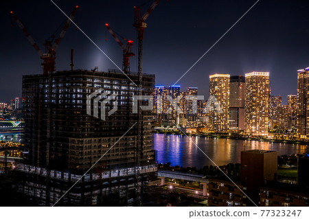 正在建造的大廈和夜景(豐洲) 正在建造的大廈和夜景(豐洲) 77323247