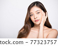 漂亮的年輕女模特在白色背景中擺姿勢 77323757