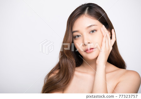 漂亮的年輕女模特在白色背景中擺姿勢 漂亮的年輕女模特在白色背景中擺姿勢 77323757