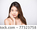 漂亮的年輕女模特在白色背景中擺姿勢 77323758