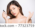 漂亮的年輕女模特在白色背景中擺姿勢 77323759