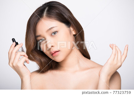 漂亮的年輕女模特在白色背景中擺姿勢 77323759