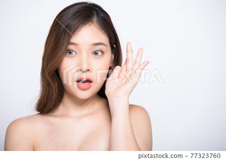 漂亮的年輕女模特在白色背景中擺姿勢 漂亮的年輕女模特在白色背景中擺姿勢 77323760