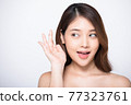 漂亮的年輕女模特在白色背景中擺姿勢 77323761