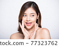 漂亮的年輕女模特在白色背景中擺姿勢 77323762