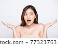 漂亮的年輕女模特在白色背景中擺姿勢 77323763