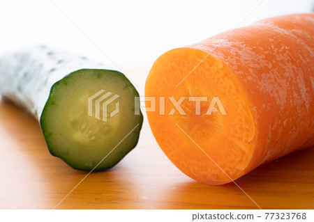 胡蘿蔔黃瓜橫切面 77323768