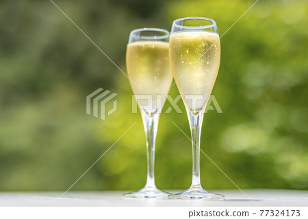 Champagne champagne glass 77324173