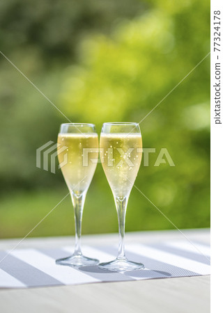 Champagne champagne glass Champagne champagne glass 77324178
