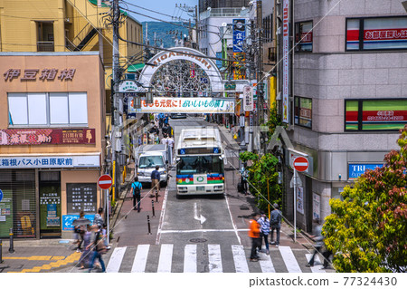 俯瞰日本小田原市容，例如小田原站前的東通商店街 77324430