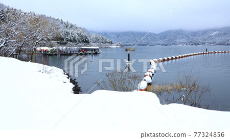 Lake Yogo in winter Smelt fishing 77324856